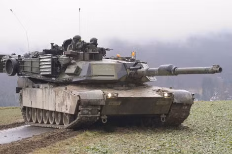 M1 Abrams - xe tăng chủ lực (MBT) của quân đội Mỹ từ năm 1980. Abrams là xe tăng thế hệ 3 từ sau thế chiến thứ II. Loại xe tăng trang bi động cơ tuốc bin khí và được trang bị lớp giáp hỗn hợp Chobham gồm giáp RH, giáp thép bọc uranium nghèo. Ban đầu, Abrams sử dụng pháo chính là loại 105mm sau đó nó được chuyển sang loại pháo M256A1 cỡ nòng 120mm (vốn là pháo L44 sản xuất theo giấy phép của Rheinmentall, Đức). Đây được coi là một trong các xe tăng công nghệ cao hiện đại nhất thế giới hiện nay.