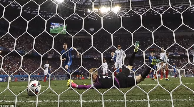Sigthorsson quyết định tung cú dứt điểm giữa vòng vây 3 hậu vệ ĐT Anh. Bóng chạm tay Joe Hart nhưng vẫn lăn vào lưới.