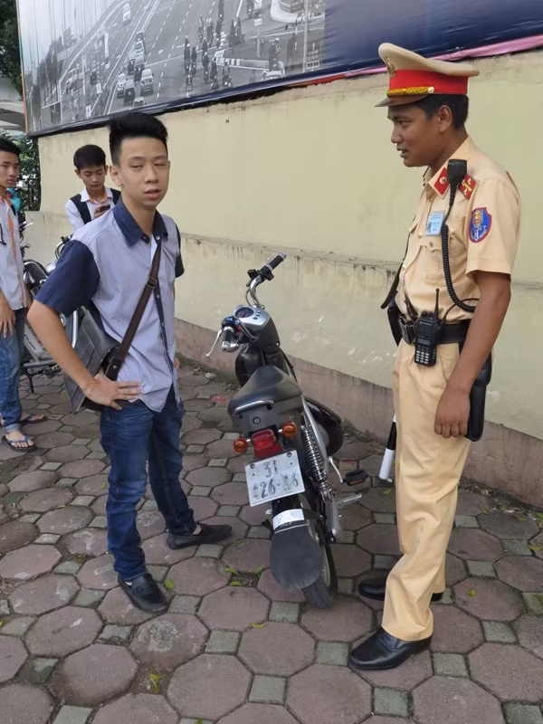 Lắp biển số xe không đúng quy định.