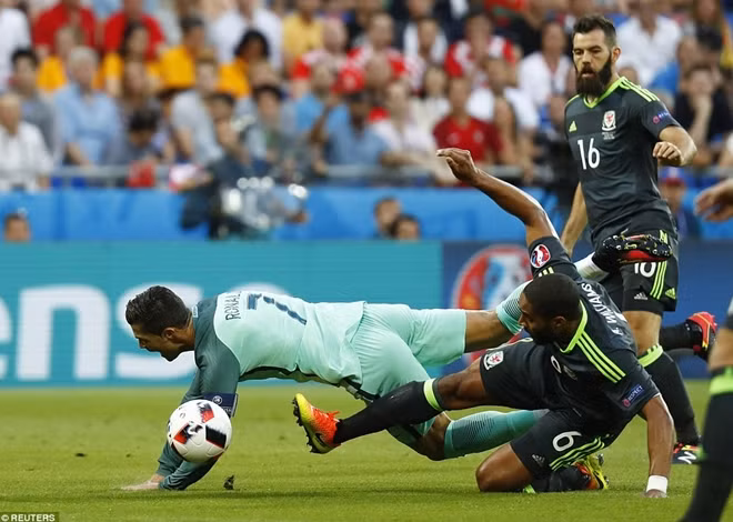 Hiệp 1, các cầu thủ xứ Wales phòng ngự chắc chắn với số đông và phong tỏa hoàn toàn CR7.