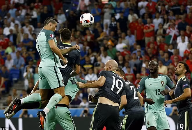 Ronaldo đã bật cao đánh đầu tung lưới xứ Wales, giúp ĐT Bồ Đào Nha vươn lên dẫn trước.