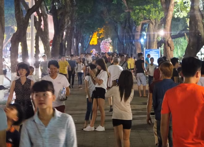 Khu vực ven hồ Gươm về đêm chật kín người đi lại sau một ngày nắng nóng, oi bức.