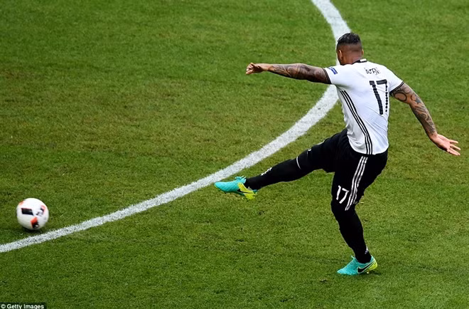 Jerome Boateng với một pha bắt vô-lê gọn gàng đưa bóng đi chìm về phía trái làm tung lưới khung thành Slovakia.