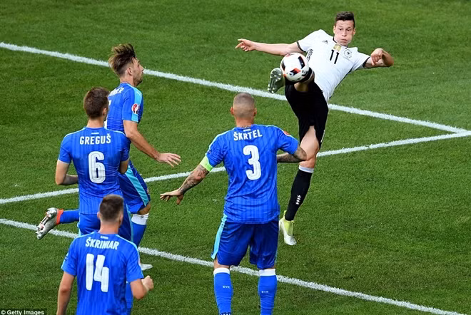 Draxler ra chân sút bóng sống đẹp mắt để nâng tỉ số lên 3 - 0 cho đội bóng áo trắng trước Slovakia.