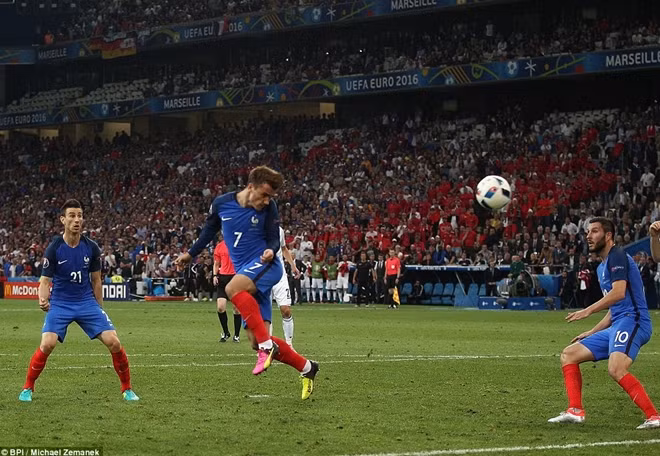 Antoine Griezmann đã tỏa sáng đúng lúc với cú đánh đầu chính xác mở tỉ số cho Pháp ở phút 90