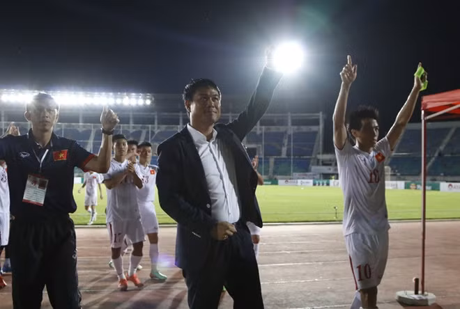 Lối chơi của tuyển Việt Nam dưới sự dẫn dắt của HLV Hữu Thắng đã đem lại mặt tích cực, lối đá đẹp mắt và kỹ thuật với sự kết hợp hài hòa giữa hai thế hệ.