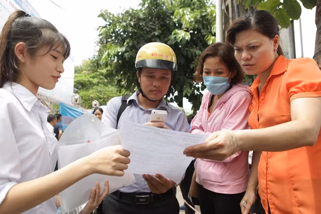 Phụ huynh cũng nóng lòng xem đề thi.
