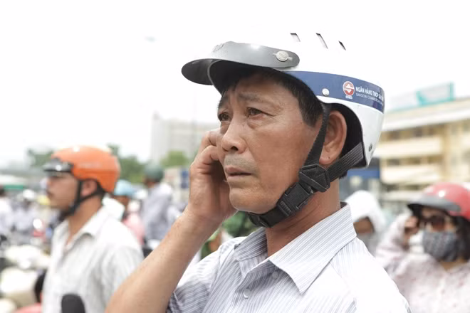Ánh mắt lo lắng của người cha đang hướng vào phía trong nơi mà các em thí sinh đang làm bài thi.