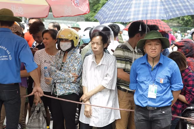 Những nét mặt căng thẳng và lo lắng từ các bậc phụ huynh khi đứng ở phía ngoài trường.