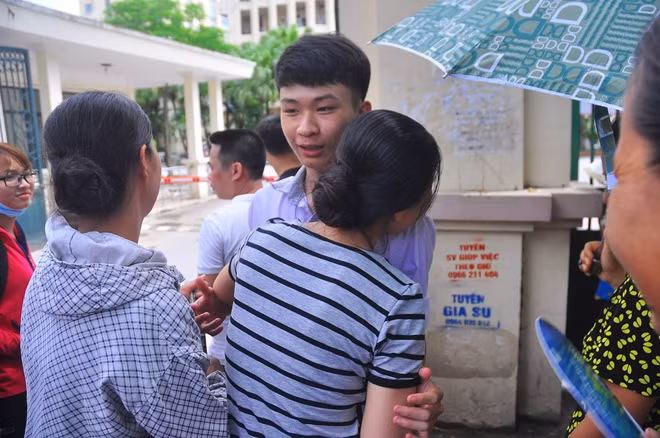 Niềm vui của một thí sinh và cái ôm hạnh phúc của phụ huynh.
