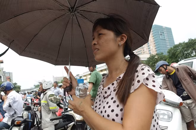 Đội nắng chờ con thi.