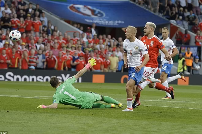Aaron Ramsey lốp bóng kỹ thuật qua thủ môn đối phương mở tỉ số trận đấu.