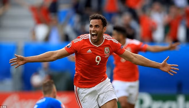 Robson-Kanu ghi bàn thắng ấn định tỉ số 2-1 cho đội Xứ Wales.