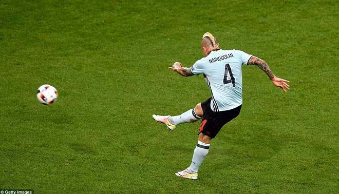 Radja Nainggolan đã tung ra cú sút xa với uy lực khủng khiếp và hiểm hóc để làm tung lưới khung thành của thủ môn Wayne Hennessy, mở tỉ số cho ĐT Bỉ.