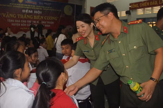 Đại diện Đoàn thanh niên Cục truyền thông CAND trò chuyện, thăm hỏi các em