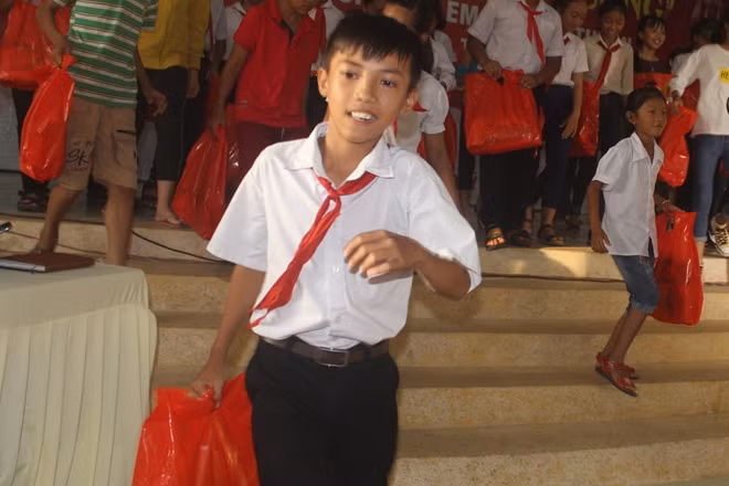 Niềm vui khi được nhận quà