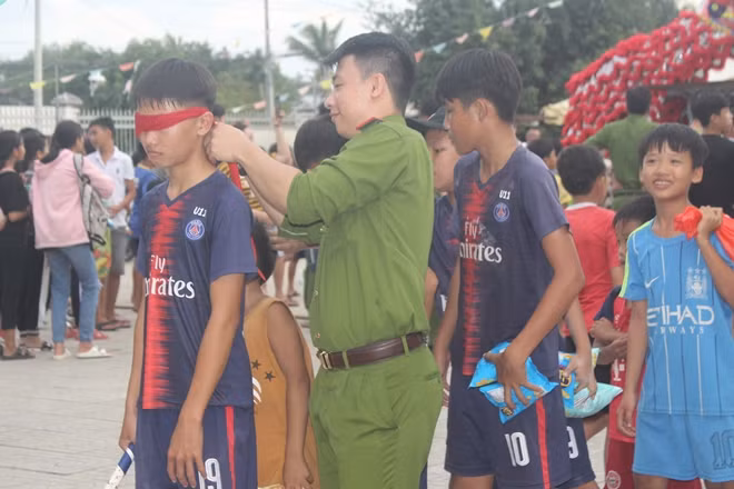 Trò bịt mắt đập bóng khiến các em rất hào hứng