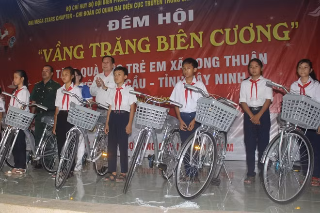 Các em học sinh nghèo được tặng xe đạp để vững bước tới trường