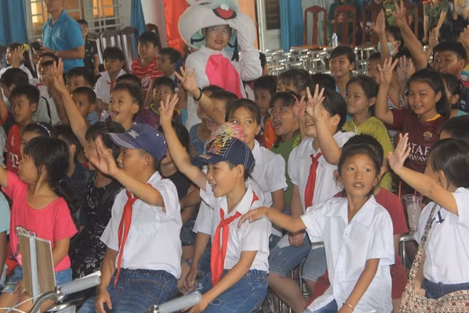 Các em học sinh háo hức tham gia chương trình