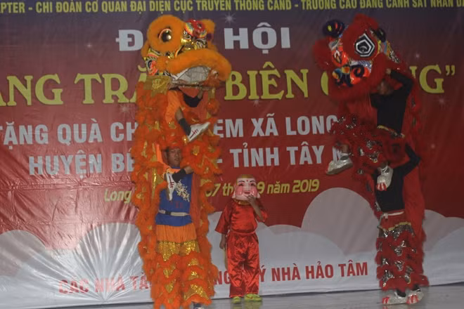 Tiết mục múa lân thu hút sự chú ý đặc biệt của khán giả nhí