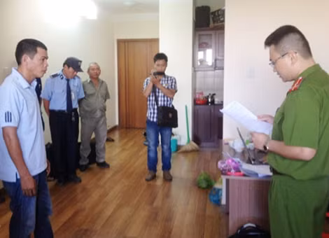 Tống đạt lệnh bắt và khám xét đối với đối tượng Lê Kim Đính.