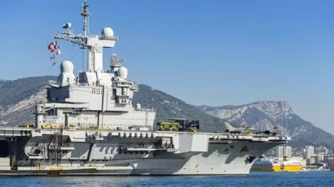 Tàu sân bay Charles de Gaulle đã tung ra các cuộc không kích vào IS. Ảnh: EPA.