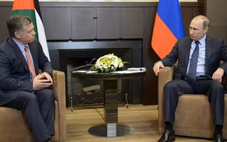 Tổng thống Putin (phải) trao đổi với Quốc vương Jordan về vụ tấn công máy bay Su-24 ở Syria. (Ảnh Sputnik)
