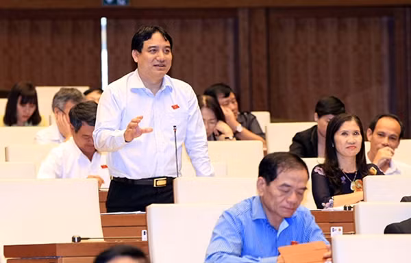Đại biểu Quốc hội tỉnh Đắk Nông Nguyễn Đắc Vinh phát biểu ý kiến tại phiên họp sáng 23-11 thảo luận về dự án Luật Bảo vệ, chăm sóc và giáo dục trẻ em (sửa đổi). Ảnh: TTXVN.