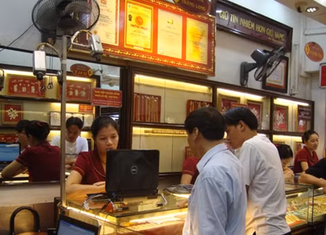 Nhà đầu tư nên kiểm tra vàng kỹ trước khi giao dịch.