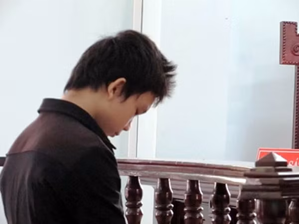 Bị cáo Trần Vũ Phát nghe tòa tuyên án.