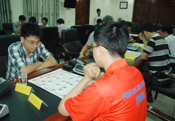 Cuộc đấu trí căng thẳng của 2 đấu thủ ở môn thi cờ tướng.