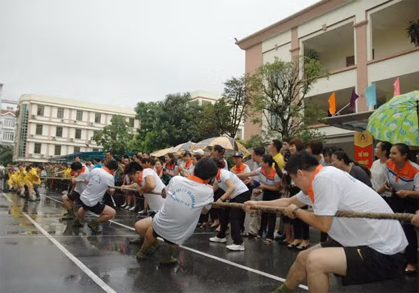 Sự hăng hái quyết tâm của các vận động viên trong thi đấu kéo co.