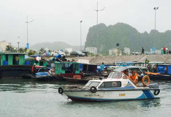 CSGT Đường thủy tuần tra, tuyên truyền phòng chống bão cho ngư dân.
