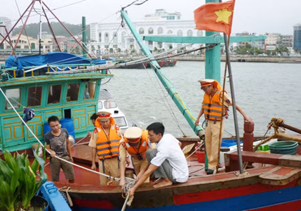 CSGT đường thủy, Công an tỉnh Quảng Ninh hướng dẫn chủ tàu cách neo đậu an toàn trước những cơn gió giật mạnh.