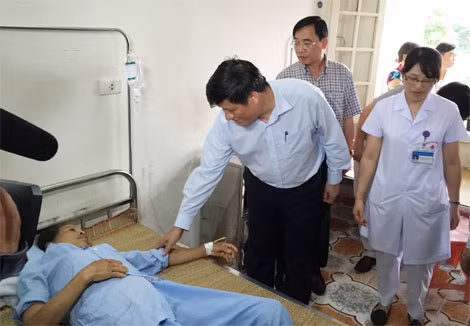 Lảnh: lãnh đạo Bộ Y tế kiểm tra công tác phòng, chóng MERS-CoV tại Hà Nội.