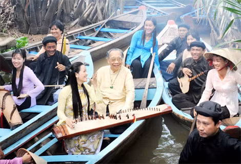 GS.TS Trần Văn Khê là nhà nghiên cứu có công lao to lớn trong việc quảng bá âm nhạc dân tộc nói riêng và văn hóa Việt Nam nói chung ra thế giới.