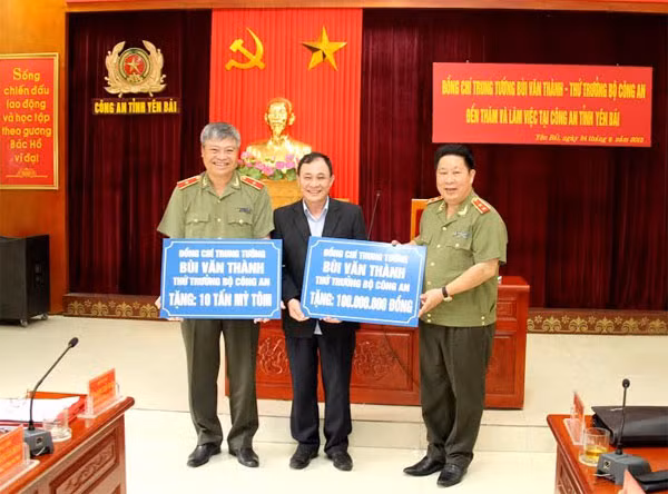 Trung tướng Bùi Văn Thành - Thứ trưởng Bộ Công an trao tặng số tiền 100 triệu đồng và 10 tấn mì tôm cho đại diện lãnh đạo tỉnh Yên Bái.