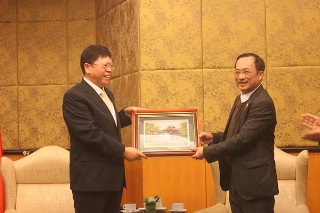 Thượng tướng Nguyễn Văn Thành, Thứ trưởng Bộ Công an tặng quà lưu niệm Phó Giám đốc Sở An ninh tỉnh Giang Tô Khương Ái Quốc.