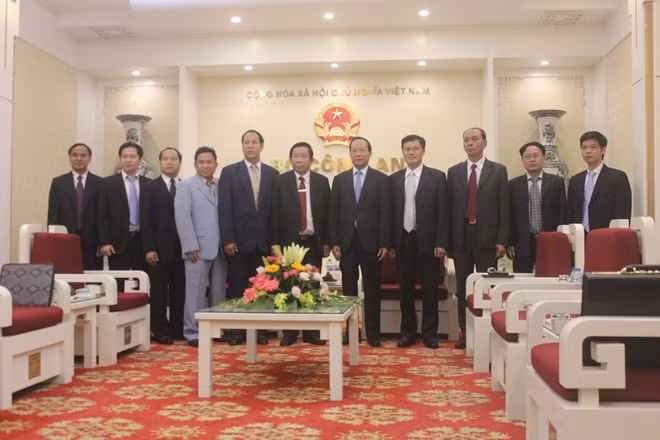 Thượng tướng Lê Qúy Vương, Thứ trưởng Bộ Công an và đồng chí Siphouk VongPhakdy, Thứ trưởng Bộ Nội vụ Lào chụp ảnh lưu niệm cùng đoàn đại biểu Bộ Nội vụ Lào.