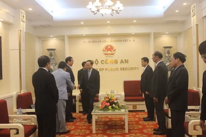 Thứ trưởng Lê Qúy Vương bắt tay chào các thành viên đoàn đại biểu Bộ Nội vụ Lào.