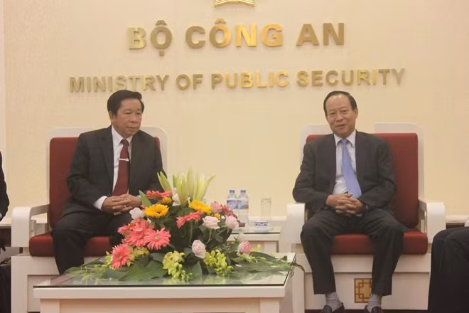 Thượng tướng Lê Qúy Vương, Thứ trưởng Bộ Công an và đồng chí Siphouk VongPhakdy, Thứ trưởng Bộ Nội vụ Lào (ảnh từ phải sang trái).
