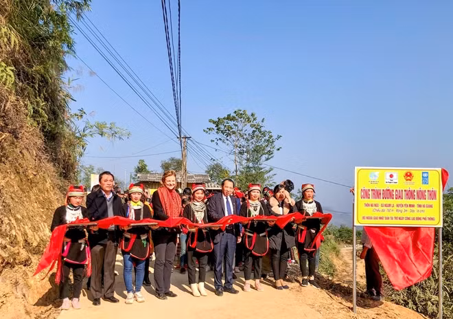 Cắt băng khánh thành 26,5 km đường giao thông nông thôn mới nối 17 thôn của các xã Na Khê, Lao Và Chải, Đông Minh, Hữu Vinh, Ngam La và Du Già với huyện Yên Minh và các xã Lũng Táo, Sính Lủng với huyên Đồng Văn.