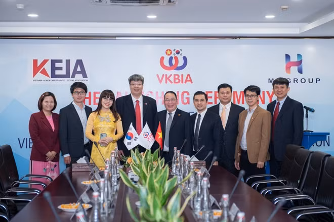 Lãnh đạo VKBIA chụp ảnh lưu niệm với Ban điều hành VKEIA.