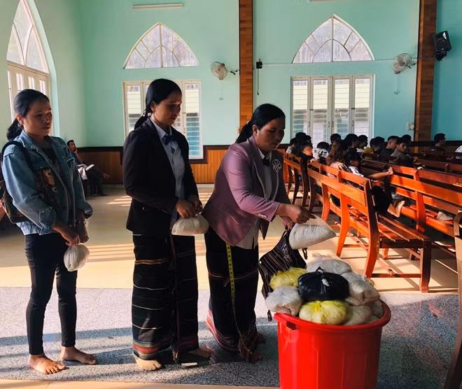 Đặc biệt, ai đến đây cũng mang theo một túi gạo nhỏ để chia sẻ, đùm bọc những người nghèo, khó khăn hơn.