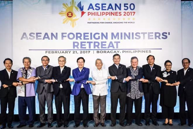 Các Bộ trưởng ASEAN chụp ảnh lưu niệm nhân Hội nghị AMM Retreat. ảnh: Reuters