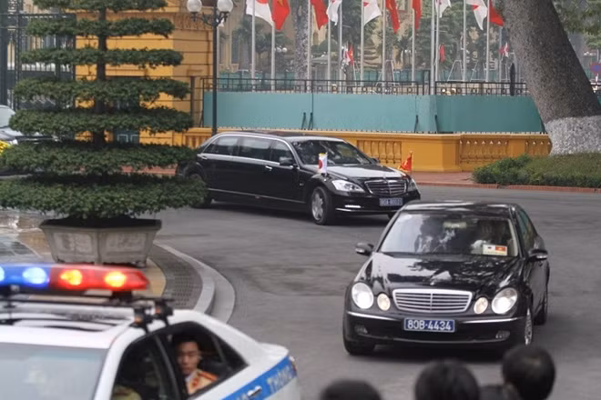 Đoàn xe chở Nhà vua, Hoàng hậu Nhật Bản tiến vào Phủ Chủ tịch