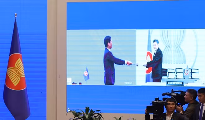 Hình ảnh Bộ trưởng Công thương Trần Tuấn Anh trao Hiệp định RCEP đã ký cho Tổng thư ký ASEAN khi được phát trực tuyến.