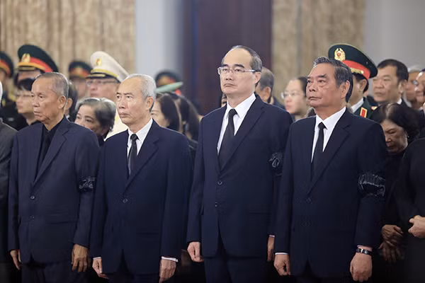Đoàn Thành uỷ, HĐND, UBND, Uỷ ban Mặt trận Tổ Quốc TP. Hồ Chí Minh do đồng chí Nguyễn Thiện Nhân làm Trưởng đoàn vào viếng đồng chí Đỗ Mười. Đoàn Thành uỷ, HĐND, UBND, Uỷ ban Mặt trận Tổ Quốc TP. Hồ Chí Minh do đồng chí Nguyễn Thiện Nhân làm Trưởng đoàn vào viếng đồng chí Đỗ Mười.