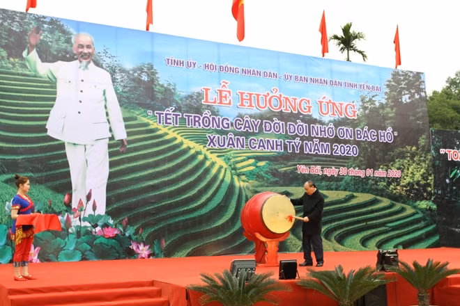 Thủ tướng Nguyễn Xuân Phúc đánh trống ra quân Tết trồng cây đời đời nhớ ơn Bác Hồ Xuân Canh Tý.