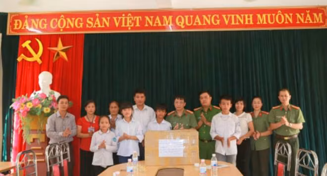 3 thùng quà do mẹ và dì của Tuệ Minh chuẩn bị đã được đoàn công tác trao tặng cho 3 trường học